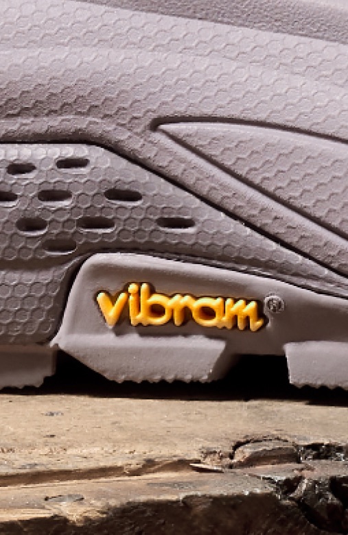 Gros plan du Vibram sur le HOKA Tor Summit Terrain.