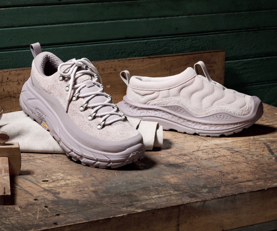 Paire de HOKA Tor Summit Terrain sur une table en bois.