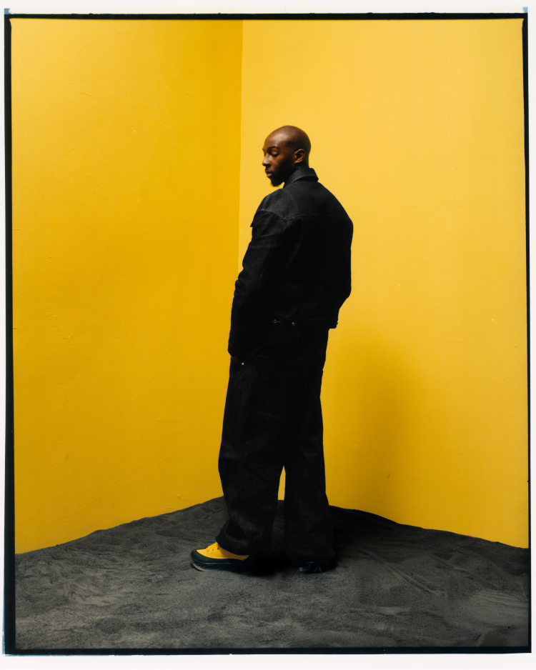 Spencer Badu portant des chaussures Spencer Badu x Hoka.