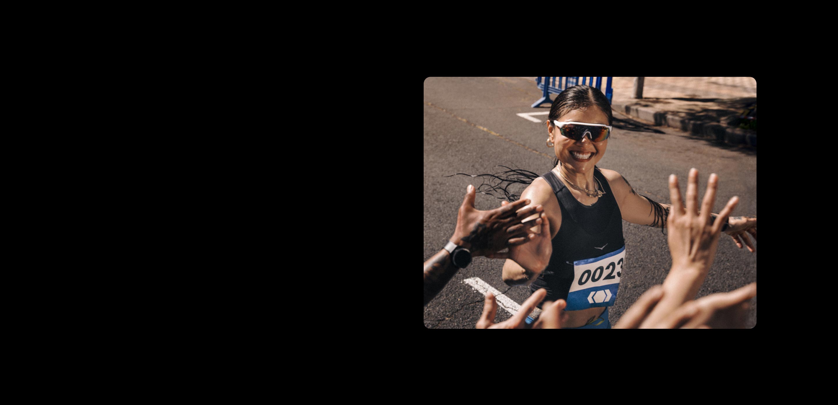 Une femme qui tape dans les mains d’une foule de gens.