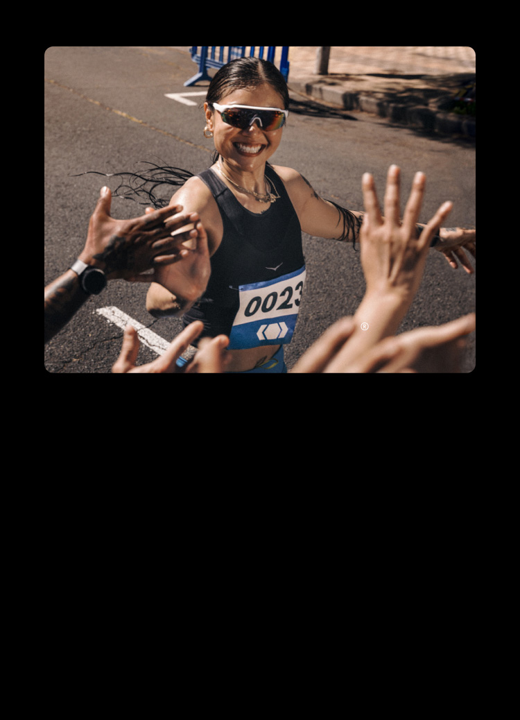 Une femme qui tape dans les mains d’une foule de gens.