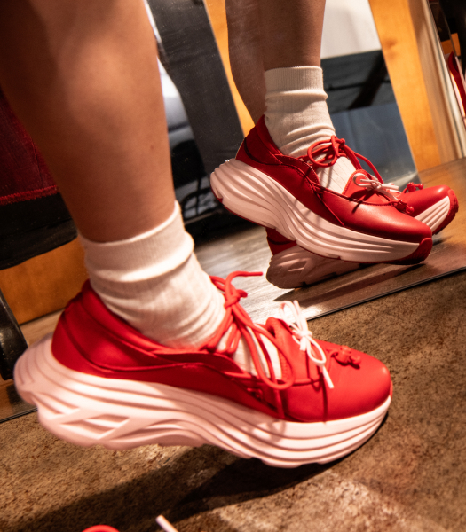 Gros plan sur les pieds d’une personne portant des chaussures Bondi Mary Jane.