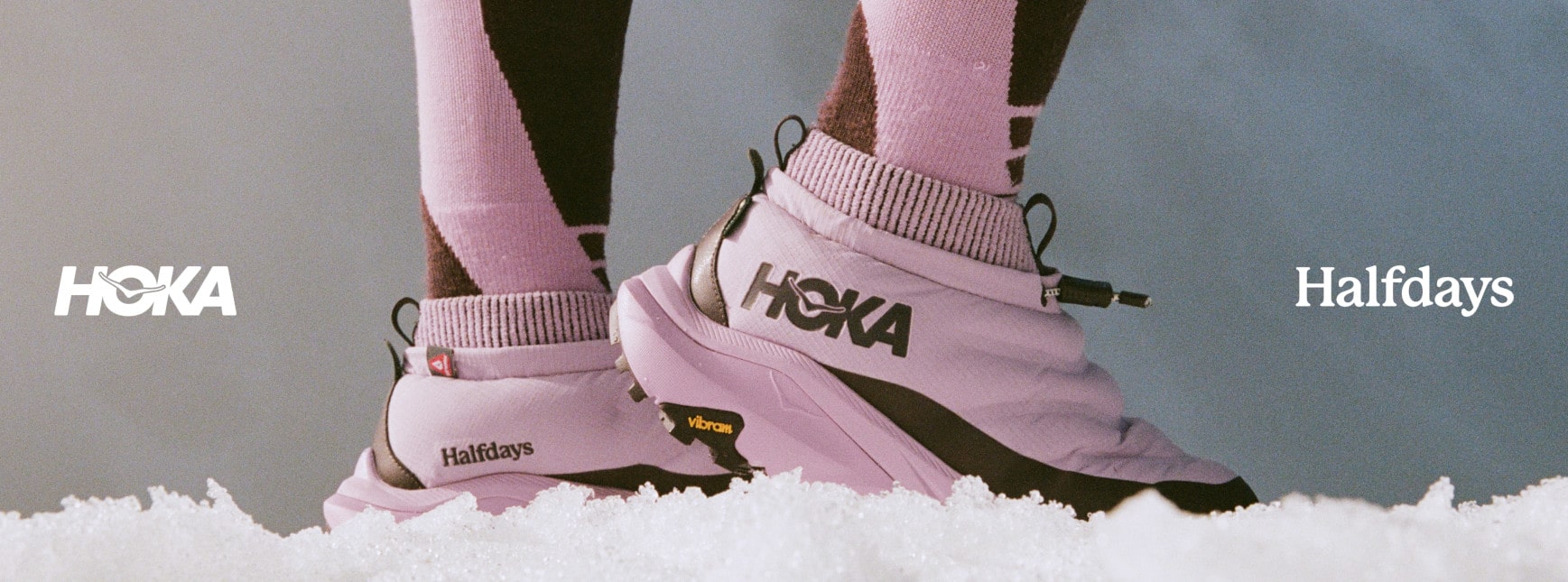 Gros plan des pieds d’une personne debout dans la neige et portant des chaussures HOKA Kaha 2 Frost Moc GTX Halfdays.