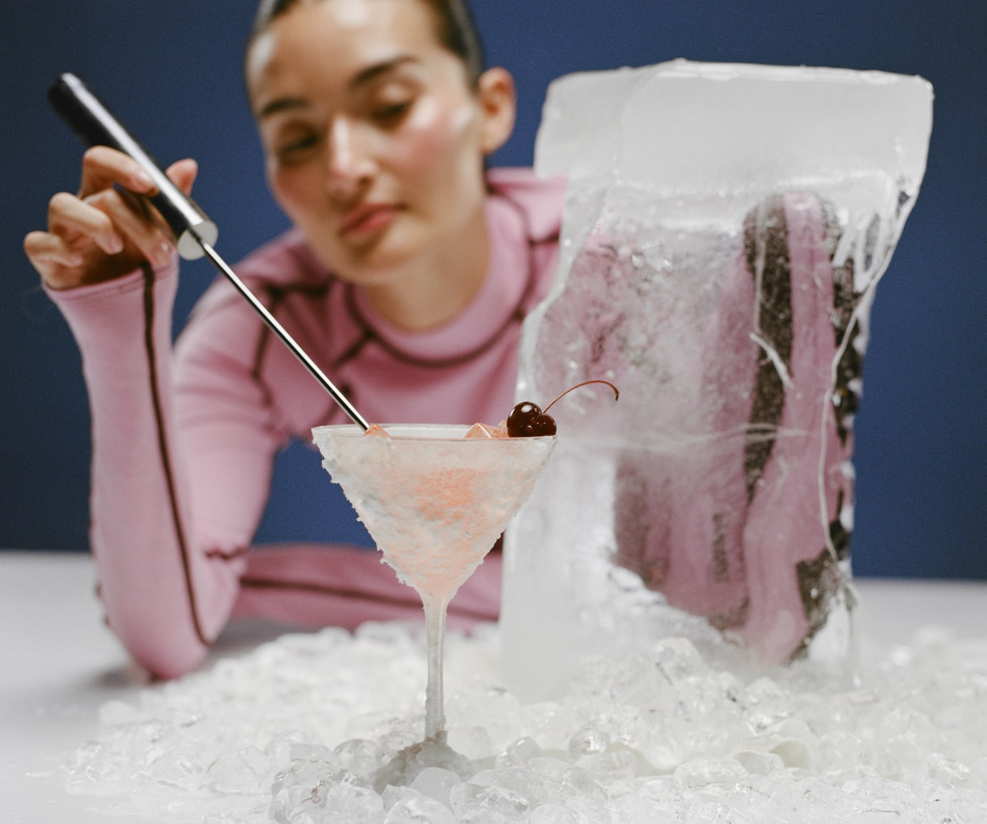 Une personne mixant une boisson fraîche à côté d’un bloc de glace.