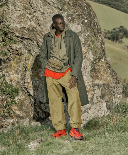 Une personne posant avec des chaussures HOKA Stinson ONE7.