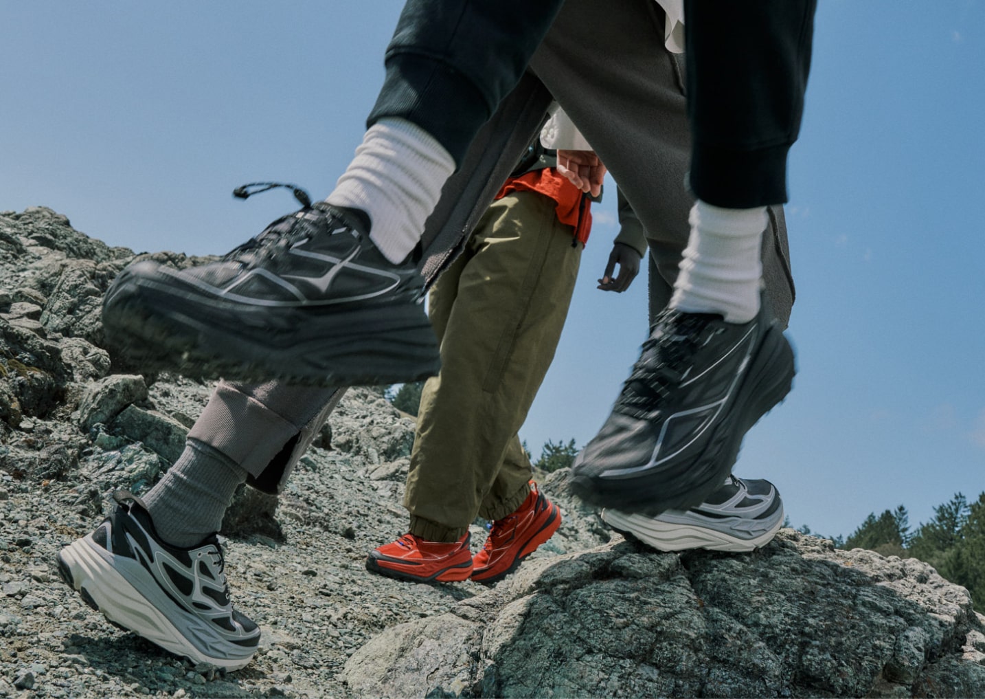 Plan rapproché sur les pieds d’une personne portant des chaussures HOKA Stinson ONE7.