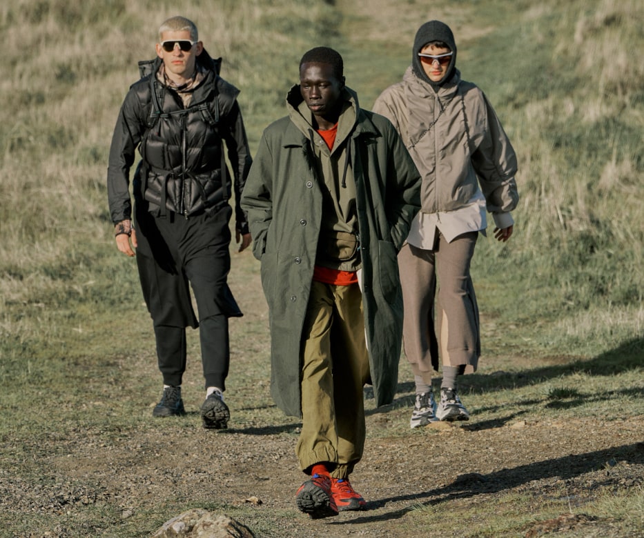 Trois personnes marchant avec des chaussures HOKA Stinson ONE7.