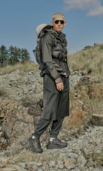 Une personne marchant avec des chaussures HOKA Stinson ONE7.