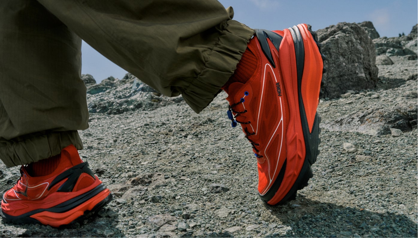 Plan rapproché sur les pieds d’une personne portant des chaussures HOKA Stinson ONE7.