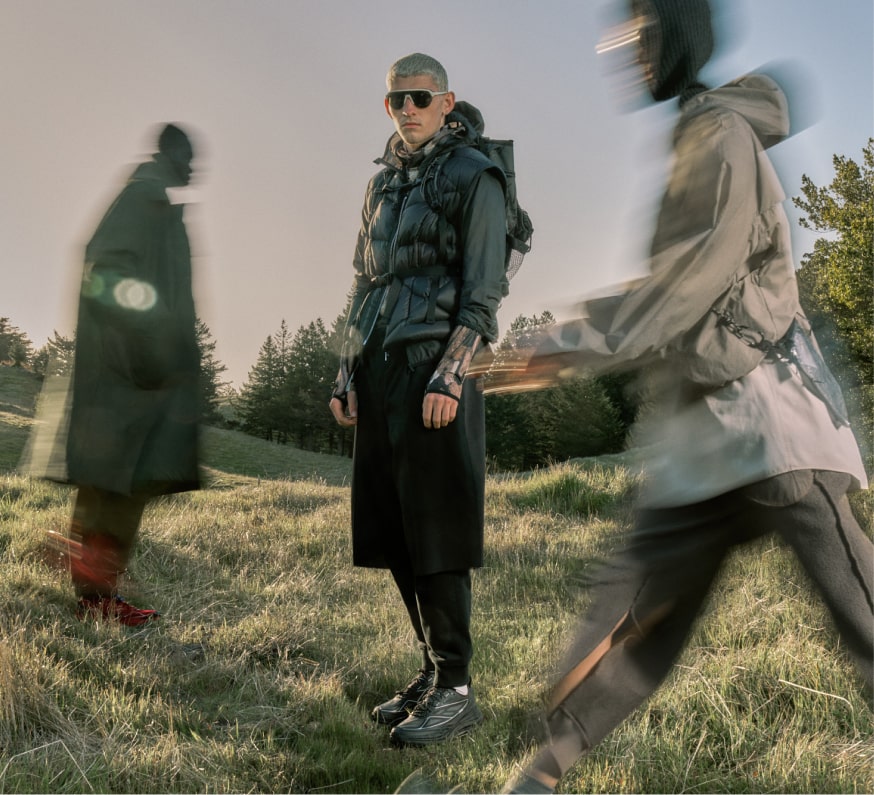 Trois personnes marchant avec des chaussures HOKA Stinson ONE7.