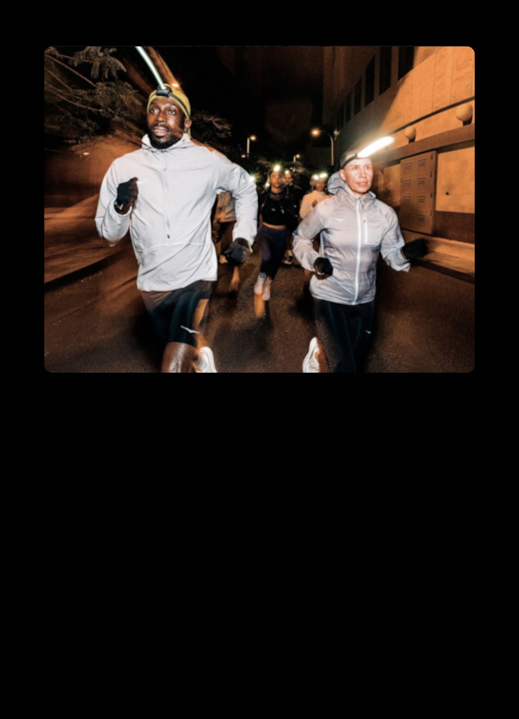 Des gens courant sur une route la nuit avec de l'équipement HOKA.