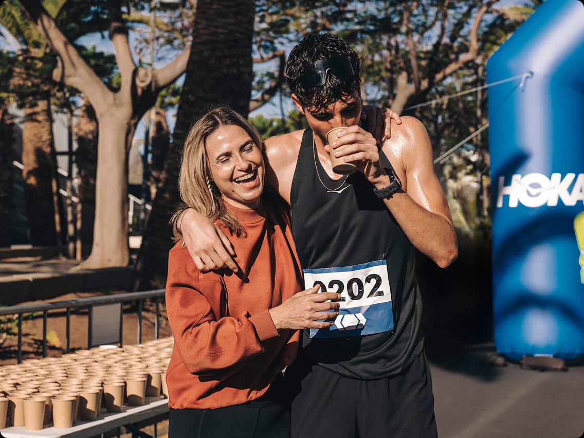 Deux personnes marchant après une course en tenue HOKA.