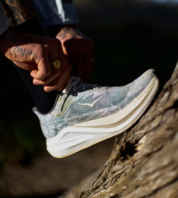 Photo de la chaussure collaborative HOKA John Elliott.