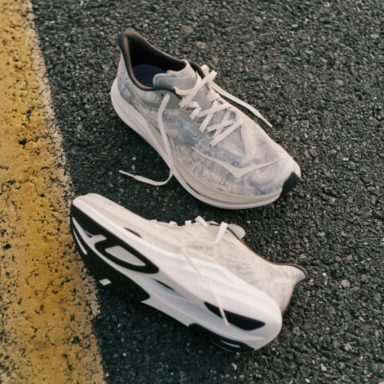 Photo d'une paire de chaussures issues de la collaboration entre HOKA et John Elliott.