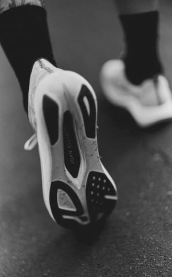 Gros plan sur la semelle des chaussures fruit de la collaboration entre HOKA et John Elliott.