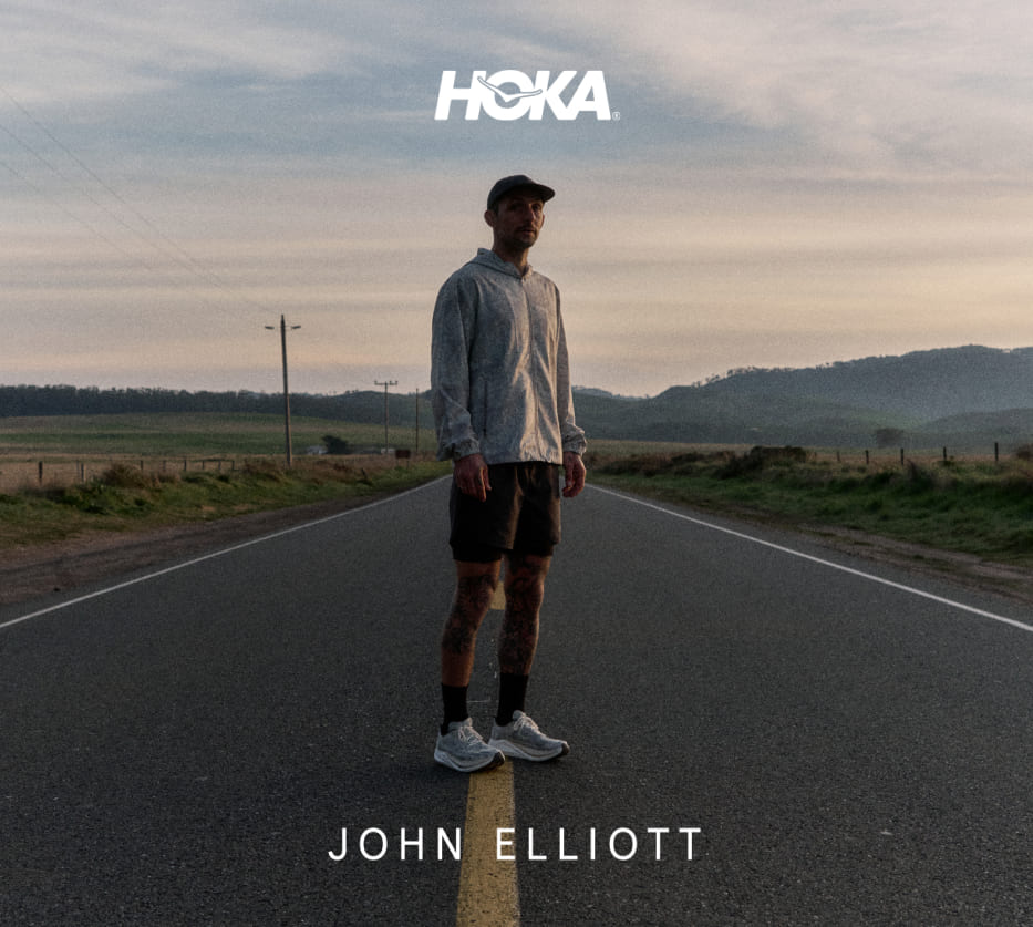 Photo de John Elliott debout au milieu d’une route.