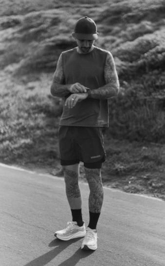 Photo de John Elliott en train de regarder sa montre.