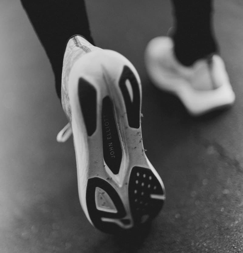 Gros plan sur la semelle des chaussures fruit de la collaboration entre HOKA et John Elliott.