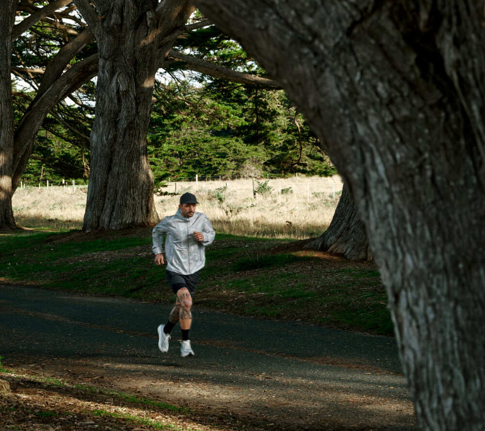 Photo de John Elliott en train de courir sur une route.