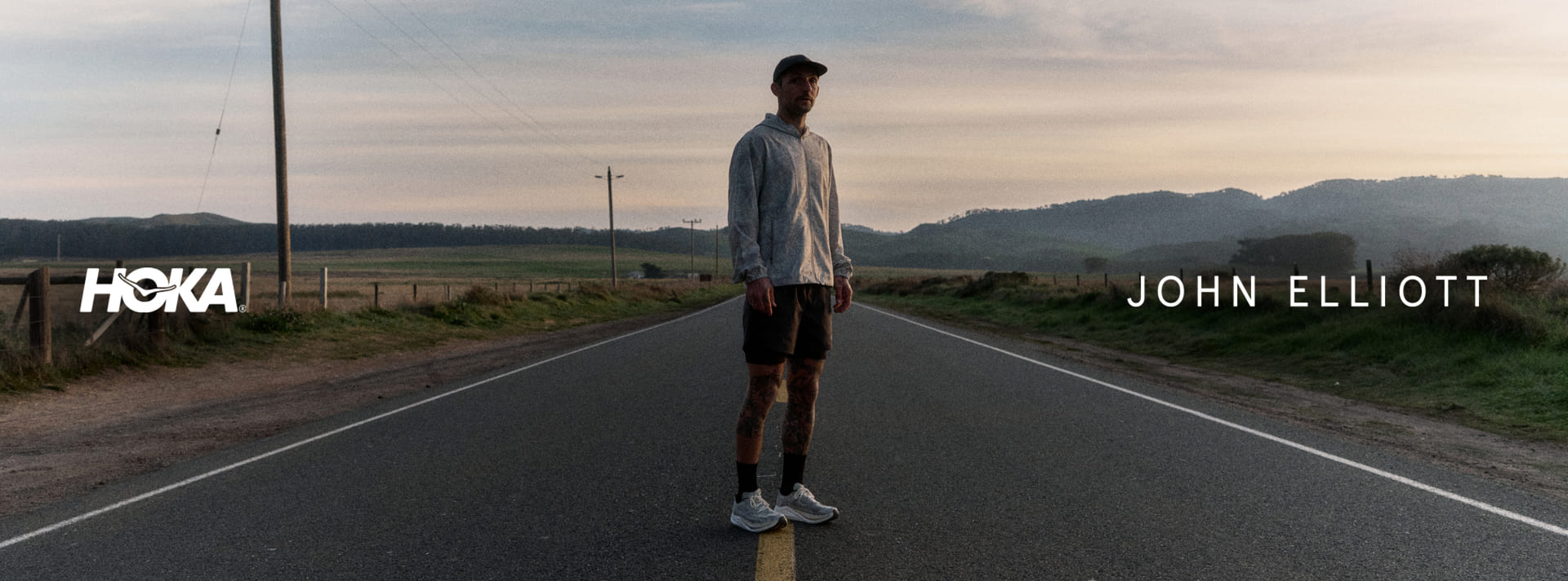 Photo de John Elliott debout au milieu d’une route.