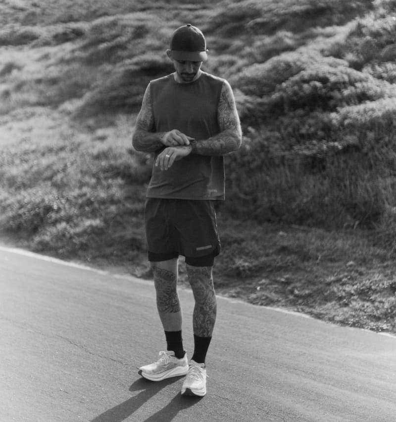 Photo de John Elliott en train de regarder sa montre.