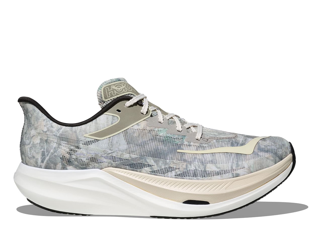 Photo de la chaussure issue de la collaboration entre HOKA et John Elliott.