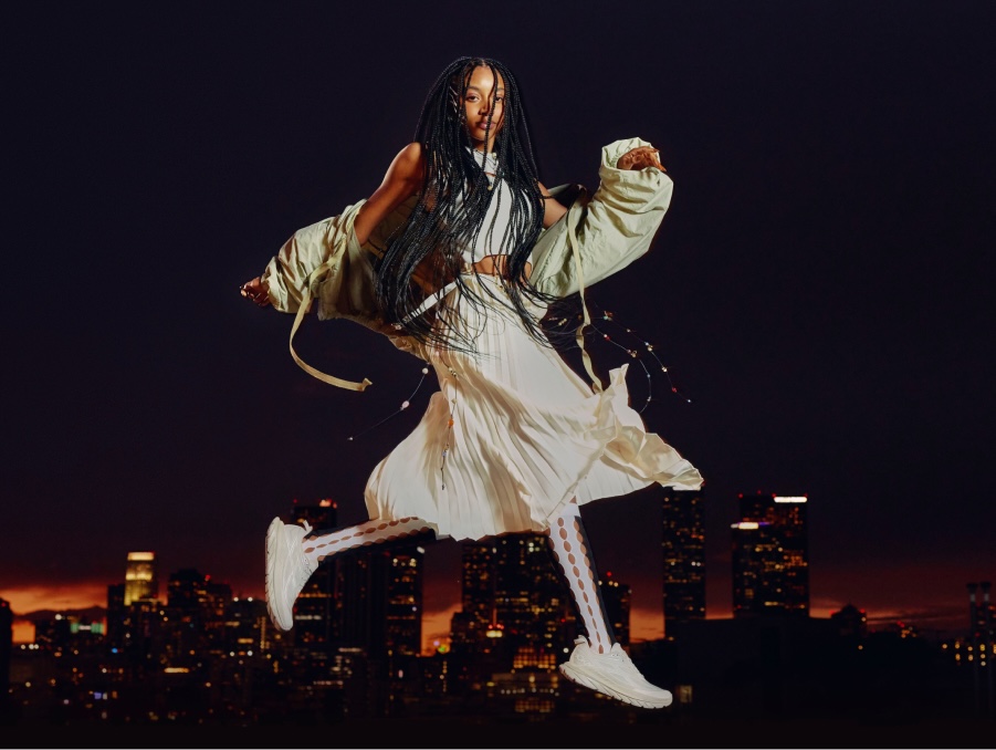 Personne sautant avec des chaussures HOKA Mach remasterisées.