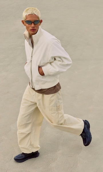 Une personne marchant en chaussures HOKA.