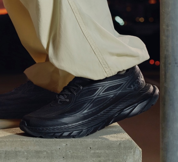 Gros plan des chaussures noires HOKA Mach remasterisées.