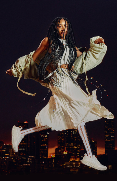 Personne sautant avec des chaussures HOKA Mach remasterisées.