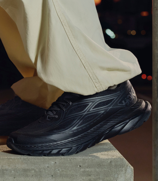 Gros plan des chaussures noires HOKA Mach remasterisées.