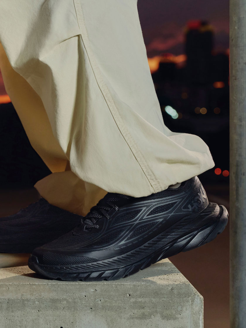 Gros plan des chaussures HOKA Mach Remastered.