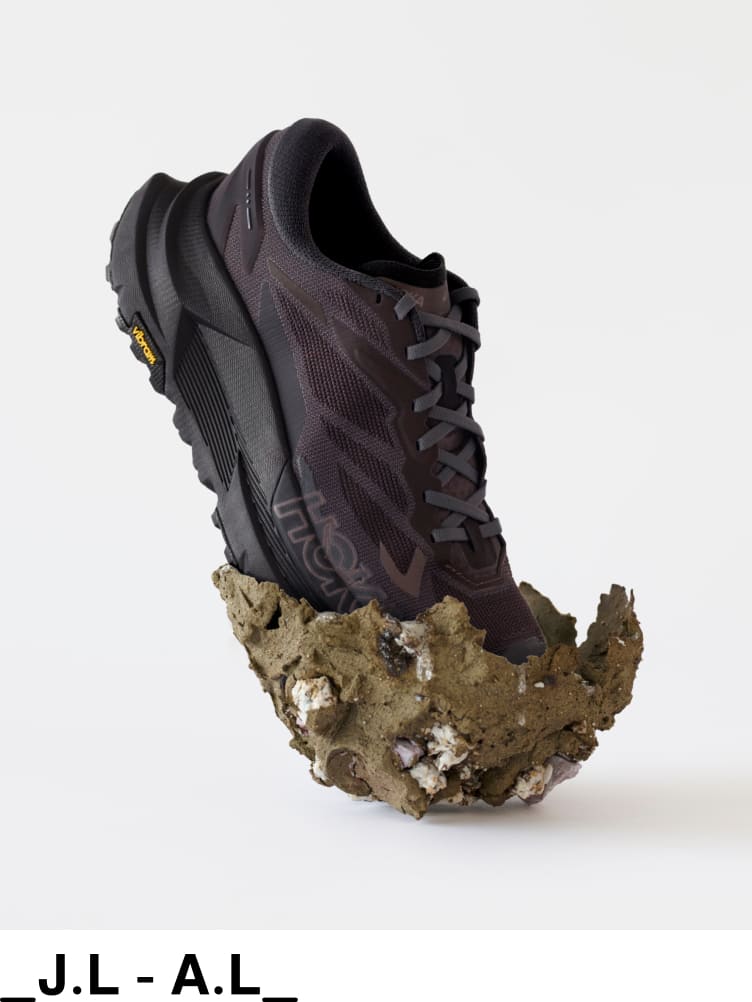 Modèle de chaussures collaboratives HOKA x _J.L - A.L, couleur noire.