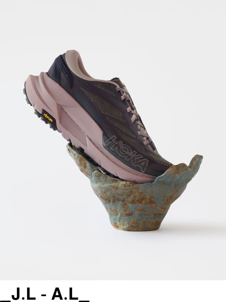 Modèle de chaussures collaboratives HOKA x _J.L - A.L, couleur marron.