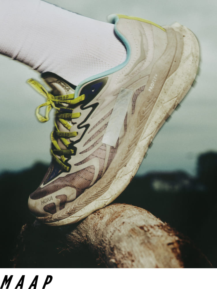 Modèle de chaussures collaboratives HOKA x MAAP.