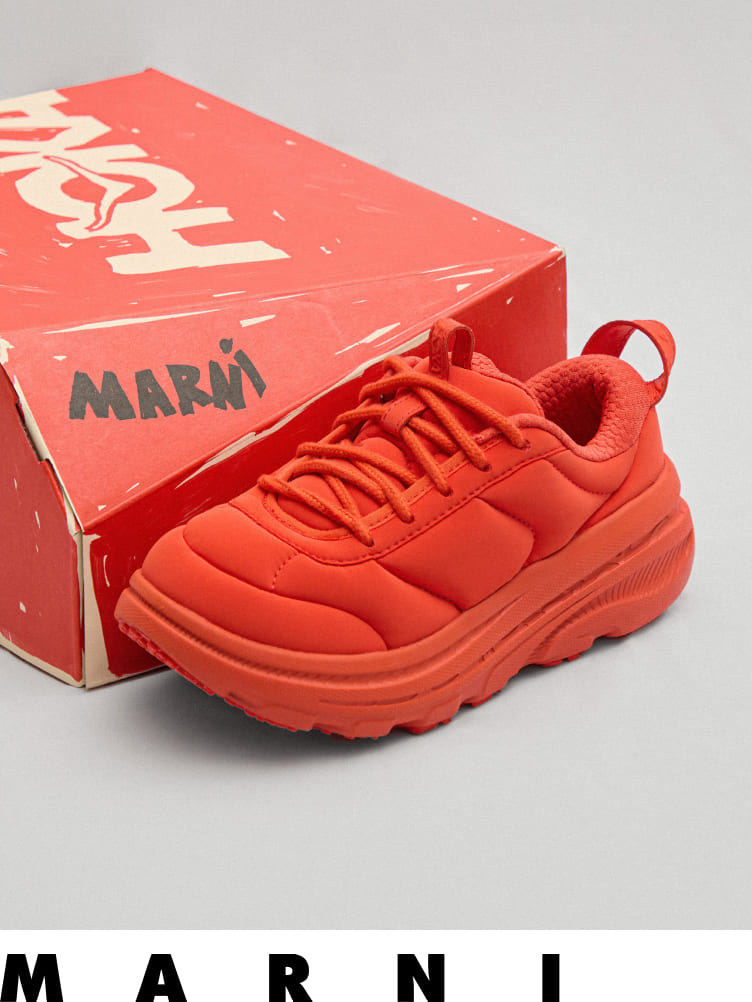 Modèle de chaussures collaboratives HOKA x MARNI, couleur rouge.