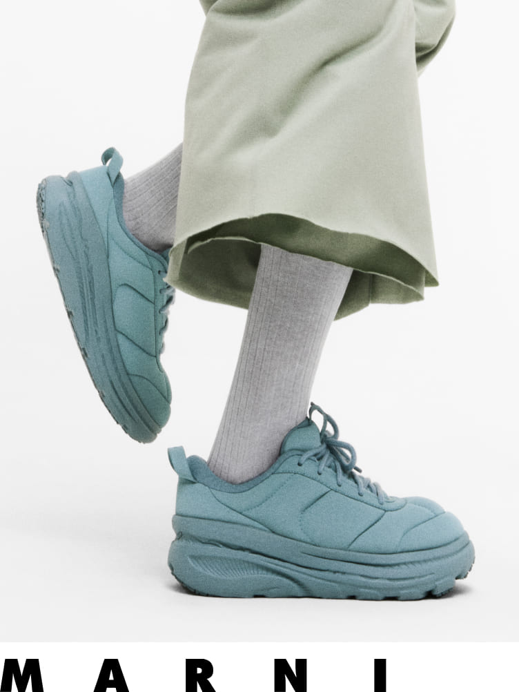 Modèle de chaussures collaboratives HOKA x MARNI, couleur bleue.