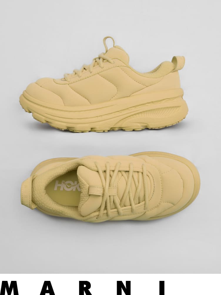Modèle de chaussures collaboratives HOKA x MARNI, couleur jaune.