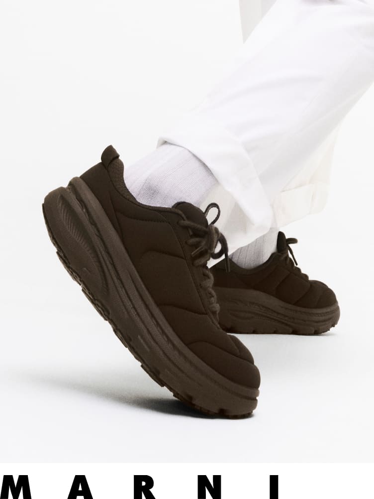Modèle de chaussures collaboratives HOKA x MARNI, couleur marron.