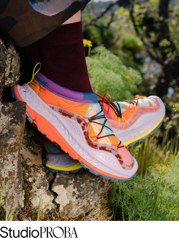 Modèle de chaussures collaboratives HOKA x StudioPROBA.