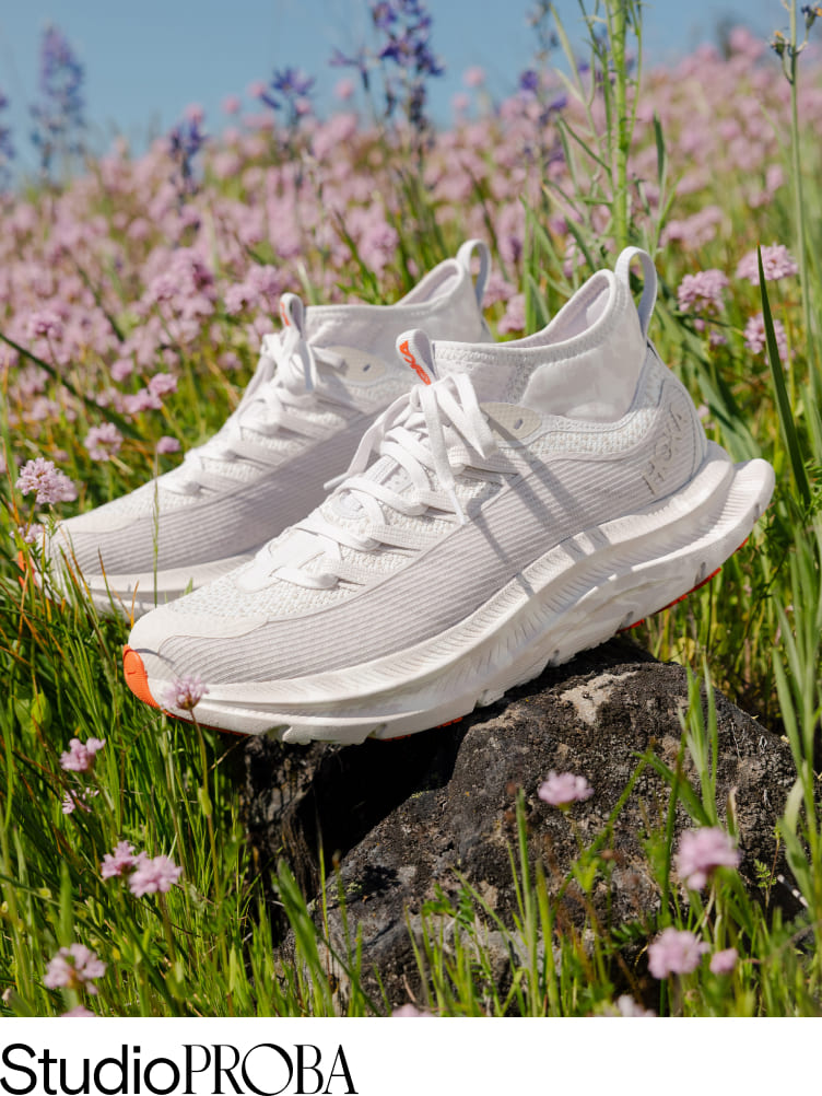 Modèle de chaussures collaboratives HOKA x StudioPROBA, couleur blanche.