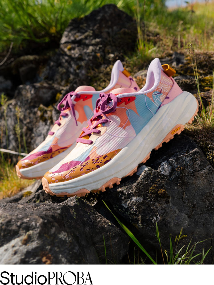 Modèle de chaussures collaboratives HOKA x StudioPROBA, couleur blanche et rose.
