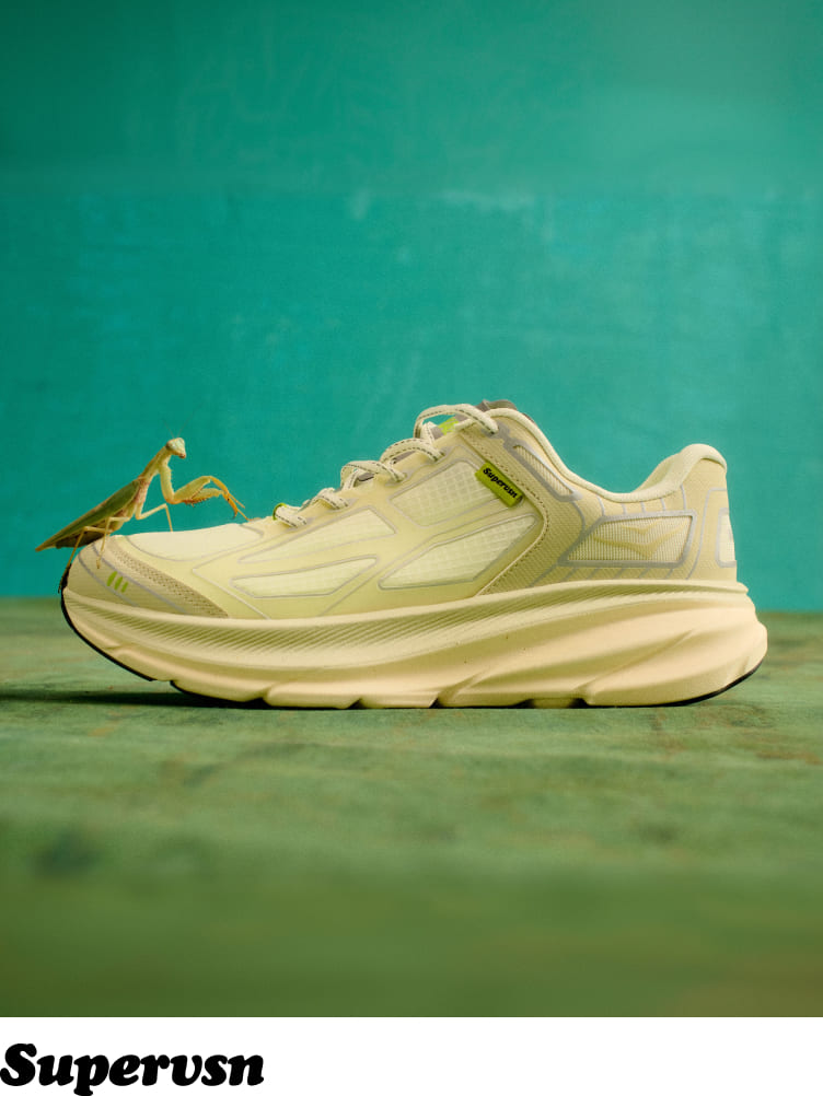 Modèle de chaussures collaboratives HOKA x Supervsn, couleur vert clair.