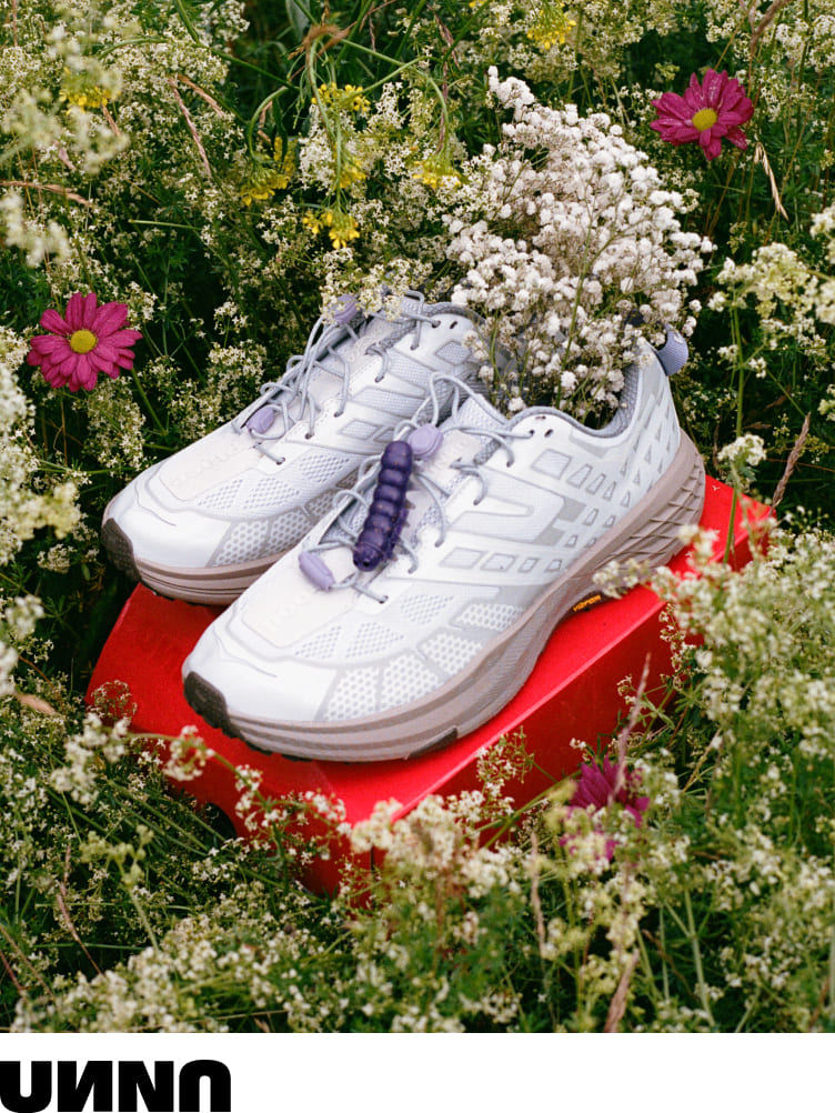 Modèle de chaussures collaboratives HOKA x UNNA, couleur blanche.