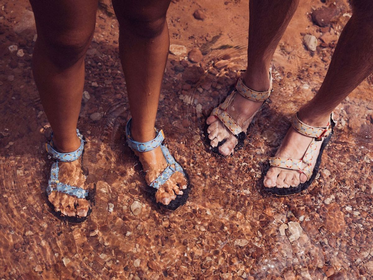 teva hurricane 4 sandals