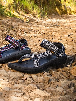 試し履きのみ☆ Teva テバ　スポーツサンダル 25cm ブラック　厚底 Teva テバ ブラック スポーツサンダル 厚底 サンダル - メルカリ