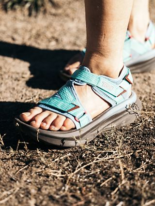 新品！TEVA テバ　サンダル　期間限定カラー Tevaから、レトロなマルチカラーやアースカラーの2020年秋の新作