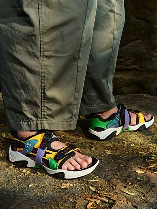 新品！TEVA テバ　サンダル　期間限定カラー Tevaから、レトロなマルチカラーやアースカラーの2020年秋の新作