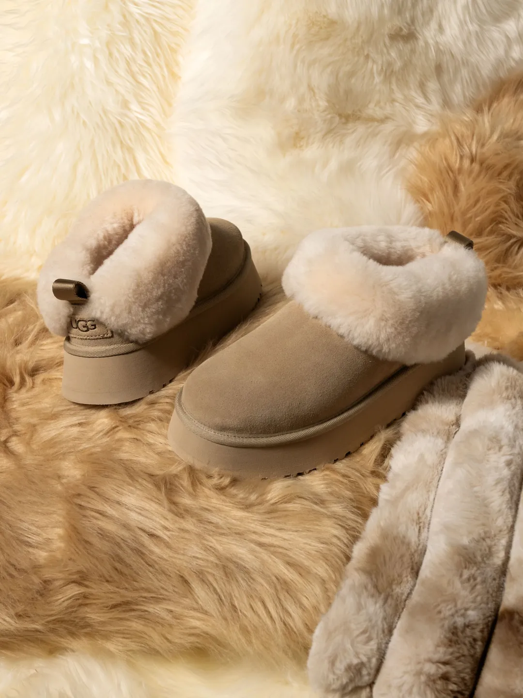【新品】正規品 UGG コンフォート レザー ローファー ホワイト 23.5白 UGG Australia メタリック スニーカー レディース シューズ